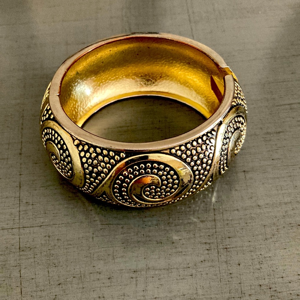 Brushed Gold Paisley Bracelet